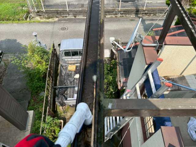 高所で下地確認中